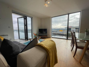 River Clyde View Apartment with Terrace & Parking